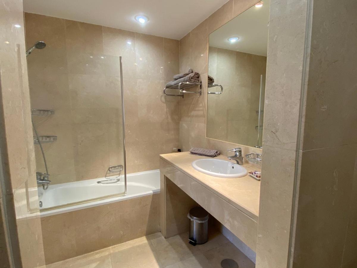 Apartamento Con Piscina ,Playa Con Vistas Panoramicas En La Marina De Sotogrande San Roque  Luaran gambar